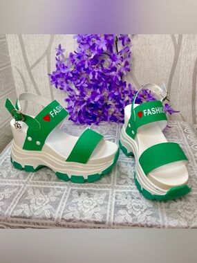 🌷 Vibrant Green Platform Wedge Sandals 🌷 NWOT